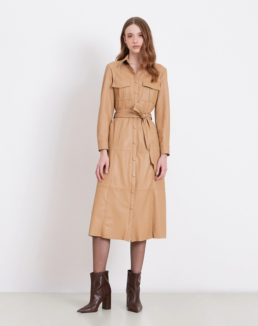 O Chemise Valeria é confeccionada em couro, tecido de toque macio, acabamento refinado e caimento estruturado, proporcionando elegância e presença marcante à produção.<BR/>