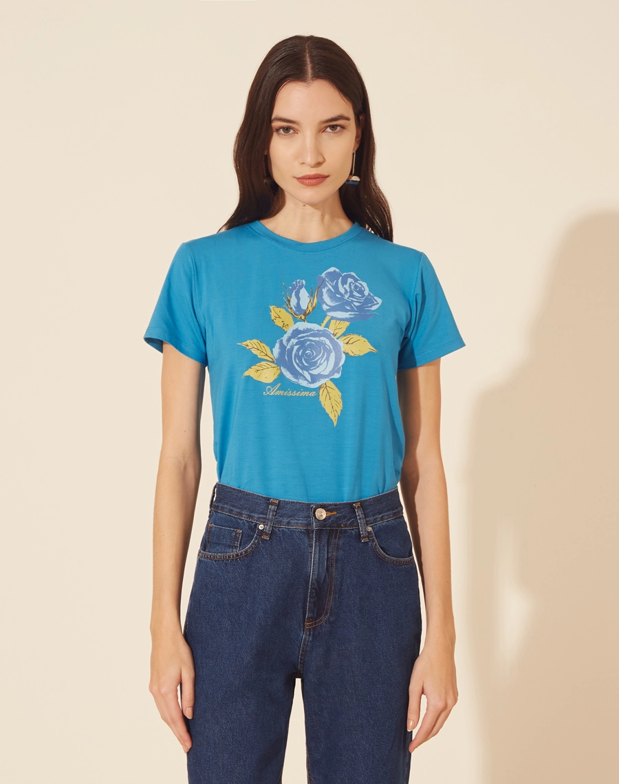 Camiseta Slim Rosas, confeccionada em malha de viscose com estampa exclusiva .<br/>
Modelagem solta e caimento leve.<br/>