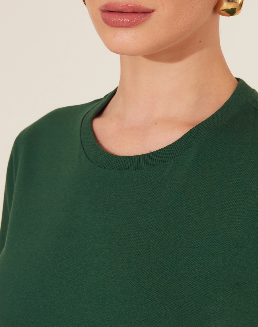 Camiseta Rafaela confeccionada em Malha Prime, com textura canelada.<br/>
Com gola redonda e manga curta.