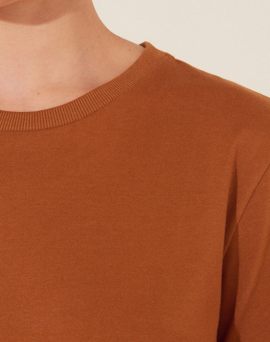 Camiseta Rafaela confeccionada em Malha Prime, com textura canelada.<br/>
Com gola redonda e manga curta.