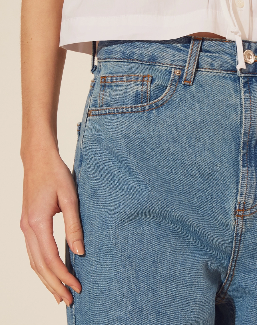Calça Jeans Cigarrete confeccionada em algodão, cintura alta, dois bolsos frontais básicos e dois posteriores. <br/>
Fechamento frontal com zíper e botão de metal. <br/>