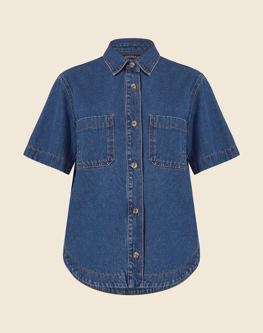 Camisa Bonnie confeccionada em jeans com lavagem escura. <br/>
Possui modelagem ampla e confortável, com mangas curtas e dois bolsos frontais que agregam praticidade. <br/>
O fechamento é frontal por botões de casa, trazendo um toque clássico e atemporal ao look. <br/>
Versátil, pode ser usada aberta como sobreposição ou fechada, compondo combinações modernas e despojadas.<br/>