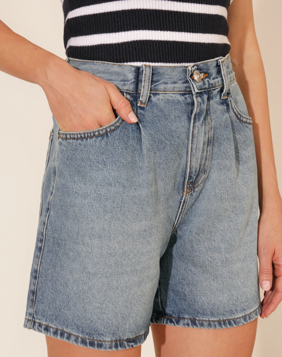 O Shorts Helena é confeccionado em jeans de algodão, seu toque leve proporciona maior conforto ao vestir.  Ideal para compor looks casuais, traz modernidade e praticidade para o dia a dia.