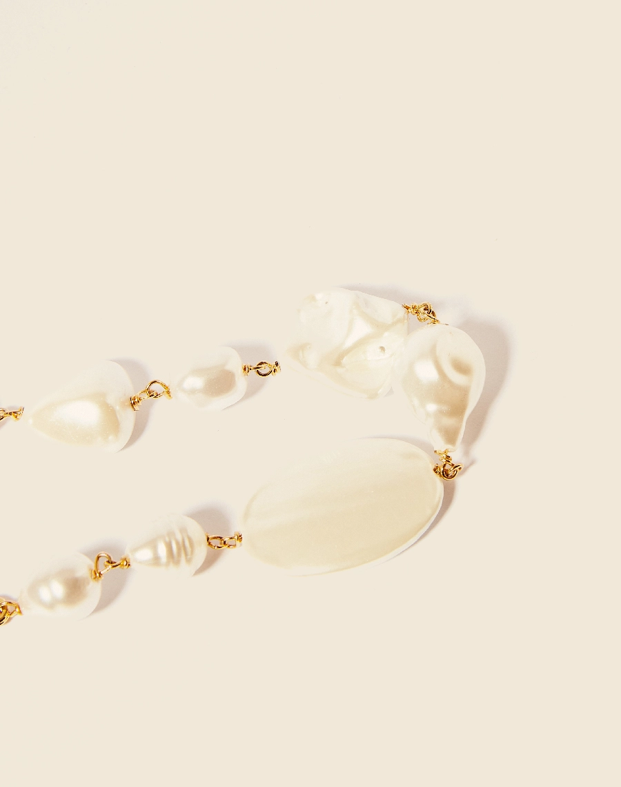 Pulseira Blend Of Pearls confeccionado manualmente. 
Pulseira com mix de pérolas de abs, seu fechamento é por fecho bóia banhado a ouro 18k 20m.
Pulseira de designer delicado e sofisticado, ideal para compor o seu look.