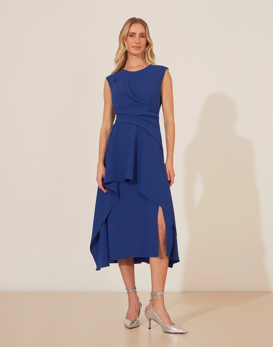 Vestido Domenica em Crepe Bibi
, este vestido traz um toque sofisticado e fluido. <br/>
Com design elegante, apresenta detalhe transpassado na cintura, criando uma silhueta definida e valorizando a feminilidade. <br/>
A modelagem midi, com camadas assimétricas, garante movimento e leveza ao look. <br/>
O fechamento por zíper invisível nas costas proporciona um ajuste impecável. Ideal para ocasiões que pedem sofisticação.<br/>