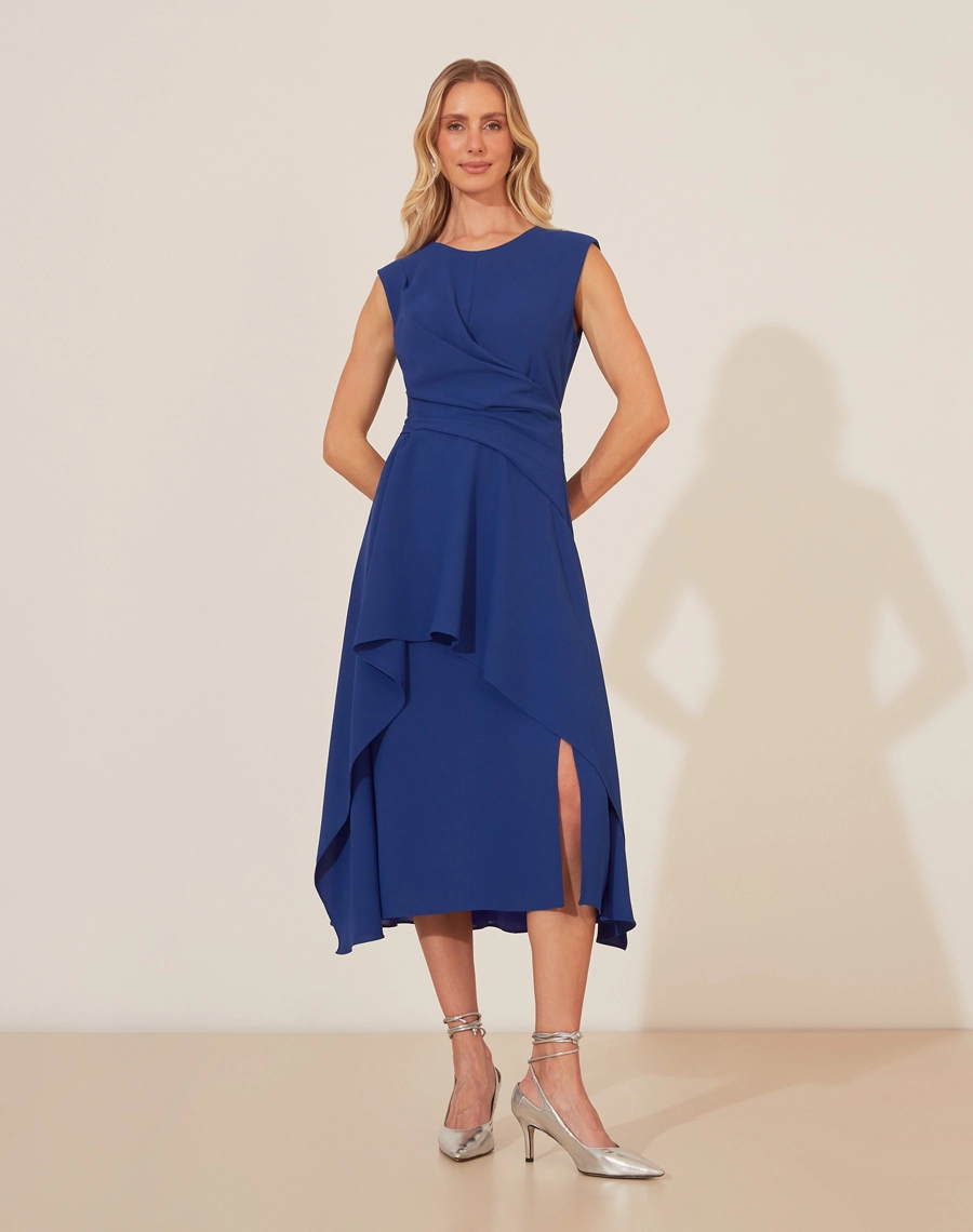 Vestido Domenica em Crepe Bibi
, este vestido traz um toque sofisticado e fluido. <br/>
Com design elegante, apresenta detalhe transpassado na cintura, criando uma silhueta definida e valorizando a feminilidade. <br/>
A modelagem midi, com camadas assimétricas, garante movimento e leveza ao look. <br/>
O fechamento por zíper invisível nas costas proporciona um ajuste impecável. Ideal para ocasiões que pedem sofisticação.<br/>