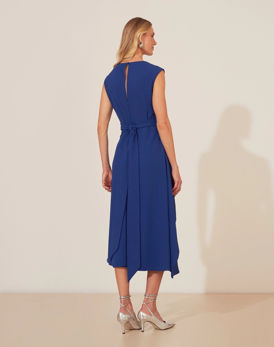 Vestido Domenica em Crepe Bibi
, este vestido traz um toque sofisticado e fluido. <br/>
Com design elegante, apresenta detalhe transpassado na cintura, criando uma silhueta definida e valorizando a feminilidade. <br/>
A modelagem midi, com camadas assimétricas, garante movimento e leveza ao look. <br/>
O fechamento por zíper invisível nas costas proporciona um ajuste impecável. Ideal para ocasiões que pedem sofisticação.<br/>