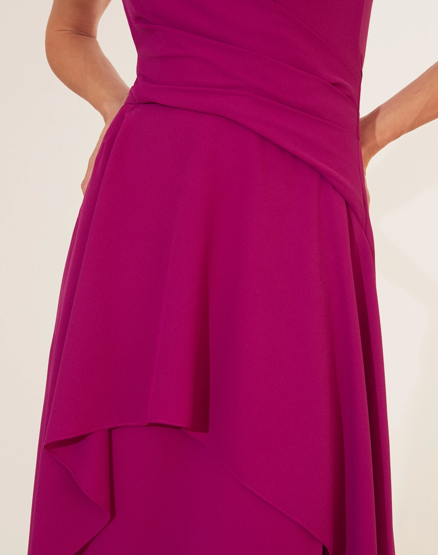 Vestido Domenica em Crepe Bibi
, este vestido traz um toque sofisticado e fluido. <br/>
Com design elegante, apresenta detalhe transpassado na cintura, criando uma silhueta definida e valorizando a feminilidade. <br/>
A modelagem midi, com camadas assimétricas, garante movimento e leveza ao look. <br/>
O fechamento por zíper invisível nas costas proporciona um ajuste impecável. Ideal para ocasiões que pedem sofisticação.<br/>