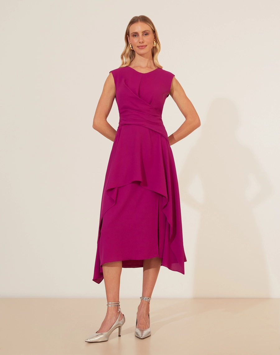 Vestido Domenica em Crepe Bibi
, este vestido traz um toque sofisticado e fluido. <br/>
Com design elegante, apresenta detalhe transpassado na cintura, criando uma silhueta definida e valorizando a feminilidade. <br/>
A modelagem midi, com camadas assimétricas, garante movimento e leveza ao look. <br/>
O fechamento por zíper invisível nas costas proporciona um ajuste impecável. Ideal para ocasiões que pedem sofisticação.<br/>