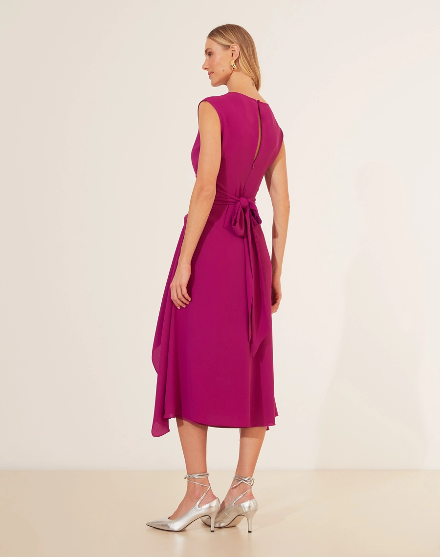 Vestido Domenica em Crepe Bibi
, este vestido traz um toque sofisticado e fluido. <br/>
Com design elegante, apresenta detalhe transpassado na cintura, criando uma silhueta definida e valorizando a feminilidade. <br/>
A modelagem midi, com camadas assimétricas, garante movimento e leveza ao look. <br/>
O fechamento por zíper invisível nas costas proporciona um ajuste impecável. Ideal para ocasiões que pedem sofisticação.<br/>