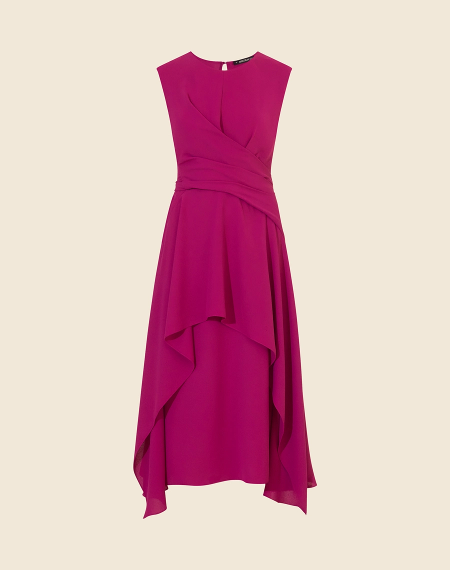 Vestido Domenica em Crepe Bibi
, este vestido traz um toque sofisticado e fluido. <br/>
Com design elegante, apresenta detalhe transpassado na cintura, criando uma silhueta definida e valorizando a feminilidade. <br/>
A modelagem midi, com camadas assimétricas, garante movimento e leveza ao look. <br/>
O fechamento por zíper invisível nas costas proporciona um ajuste impecável. Ideal para ocasiões que pedem sofisticação.<br/>