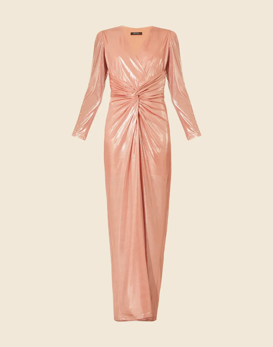 Vestido Longo Foil Jolie confeccionado em lamê, seu decote em V com detalhe torcido. <br/>
Possui forro curto com fenda frontal. <br/>
Seu fechamento é por zíper invisível lateral.<br/>