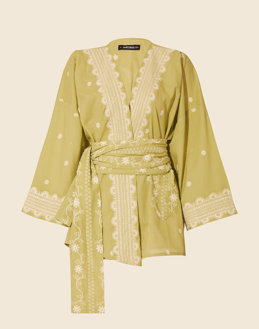 Kimono Curto Com Faixa Bordado confeccionado em Algodão.<br/>
Possui mangas longas e dois bolsos frontais.<br/>
Acompanha faixa.<br/>
Bordado exclusivo Amissima.<br/>