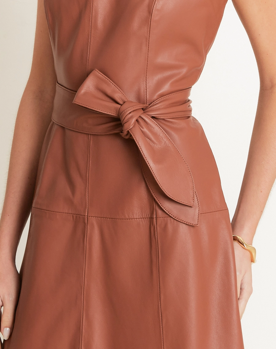 O Vestido Midi Duna é confeccionado em couro, tecido com acabamento sofisticado, de toque macio e levemente estruturado, que proporciona um visual moderno e elegante. 
