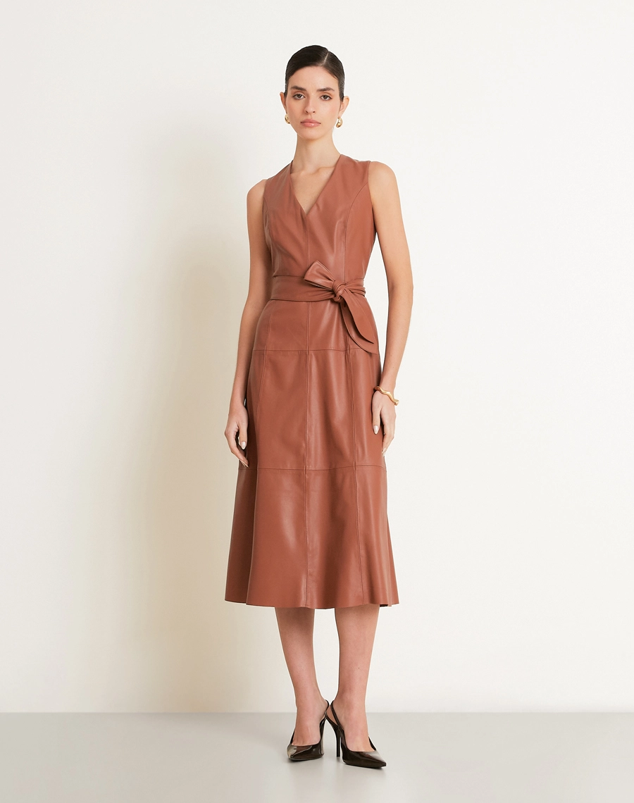 O Vestido Midi Duna é confeccionado em couro, tecido com acabamento sofisticado, de toque macio e levemente estruturado, que proporciona um visual moderno e elegante. 