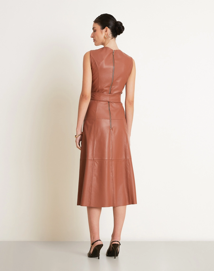 O Vestido Midi Duna é confeccionado em couro, tecido com acabamento sofisticado, de toque macio e levemente estruturado, que proporciona um visual moderno e elegante. 