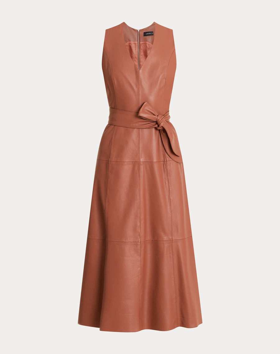 O Vestido Midi Duna é confeccionado em couro, tecido com acabamento sofisticado, de toque macio e levemente estruturado, que proporciona um visual moderno e elegante. 