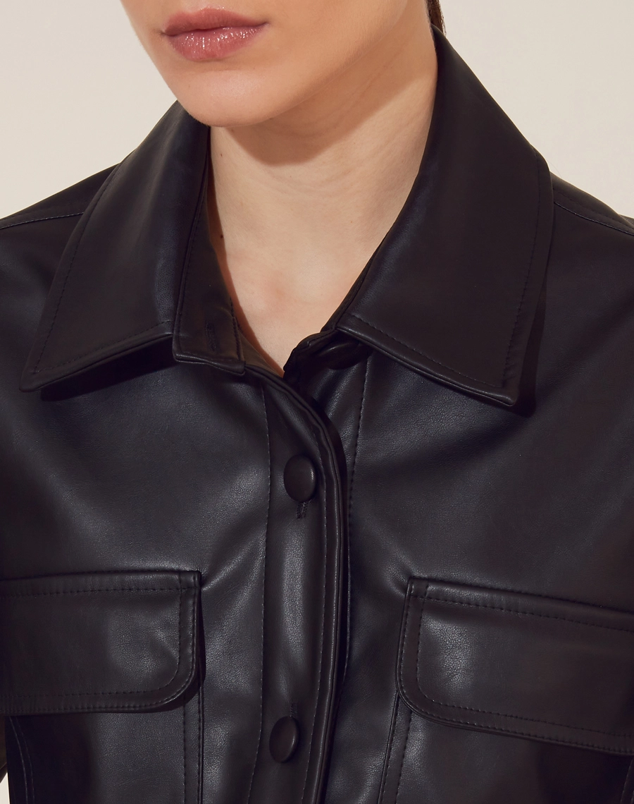 Camisa Frida confeccionada em Couro Ecológico, possui modelagem ampla, bolsos frontais com lapela e fechamento por botões frontais. <br/>