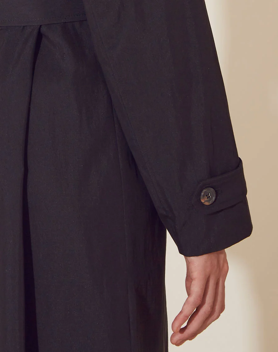 Trench Coat Melinda confeccionado em Tencel, <br/>
A peça possui detalhe de lapela nos ombros, forro embutido e fechamento por botões.  <br/>
Acompanha cinto para amarração na cintura. <br/>
Com forro.<br/>
