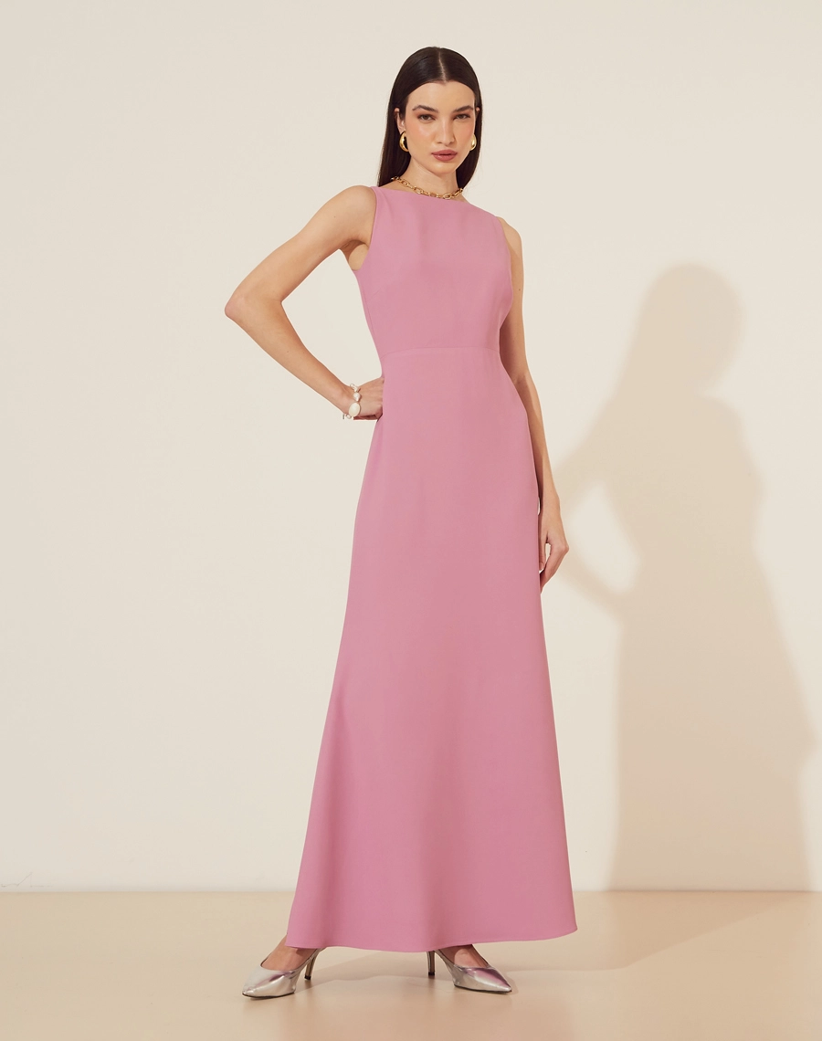 Vestido Longo Zahara confeccionado em Crepe Patou. <br/>
Possui decote em V profundo nas costas, com modelagem minimalista.<br/>
Forro em acetado e seu fechamento é por zíper invísivel atrás. <br/>