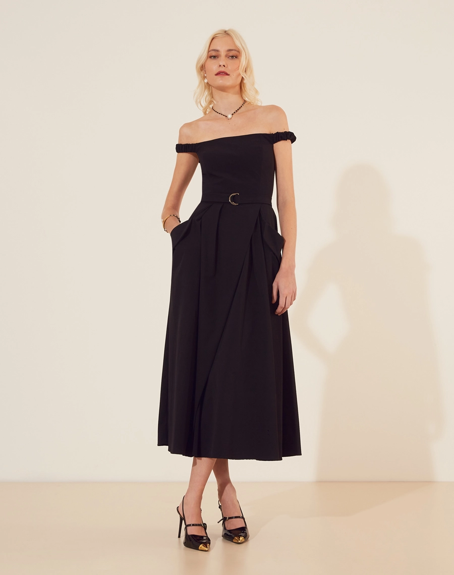 Vestido Midi Cailin confeccionado em poliamida com elastano. <br/>
Tecido confortável com elasticidade.<br/>
Seu decote é ombro a ombro, sua saia com pregas e possui bolsos lateriais. <br/>