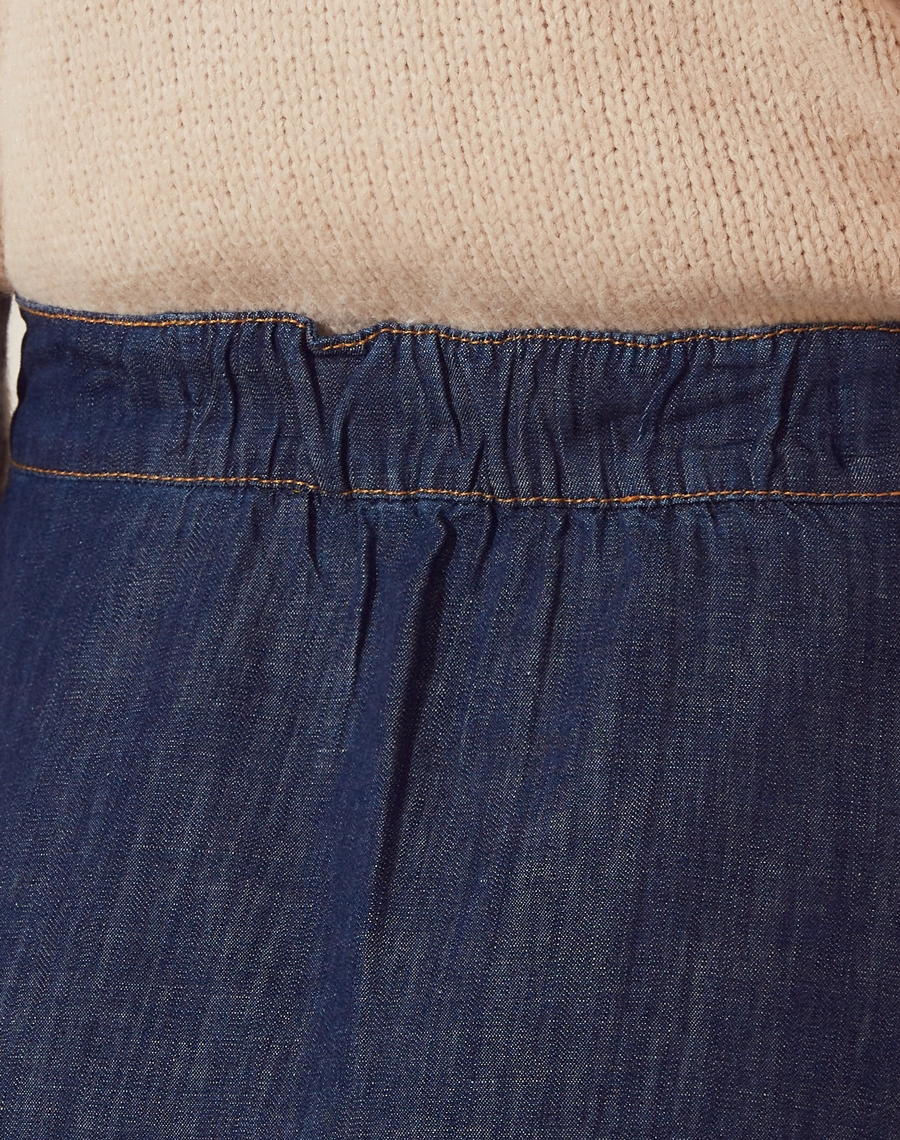 Saia longa Ligia, confeccionada em Jeans <br/> 
Possui recortes com franzidos por todo o comprimento e lástex no cós atrás. <br/>
Possui uma modelagem mais ampla e seu fechamento é por zíper invisível na lateral. <br/>

