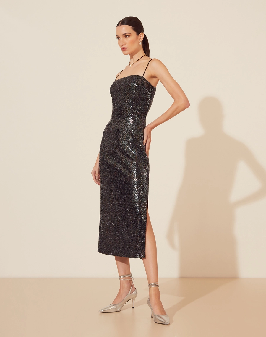 
Vestido Midi Shayla confeccionado em Paetê. <br>
Com decote quadrado, alças finas, silhueta acinturada e fenda lateral. <br>
Fechamento por zíper invisível lateral. <br>
<br>