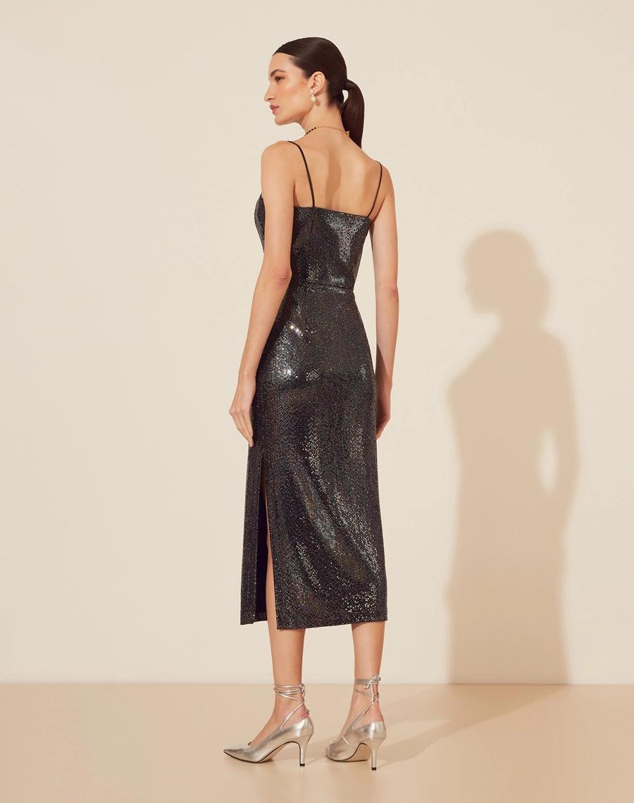 
Vestido Midi Shayla confeccionado em Paetê. <br>
Com decote quadrado, alças finas, silhueta acinturada e fenda lateral. <br>
Fechamento por zíper invisível lateral. <br>
<br>