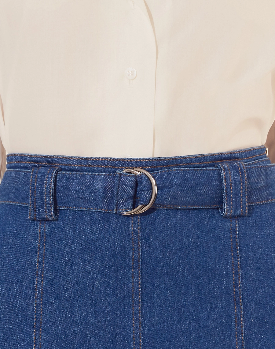 Saia Midi Josy confeccionada em Jeans com comprimento midi.<br/>
Modelagem evasê, com passantes e faixa com fivela meia lua.<br/>
Fechamento por ziper invisivel lateral. <br/>