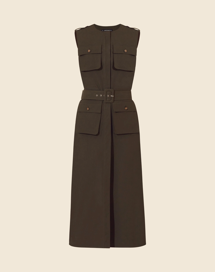 Vestido Midi Nubia confeccionado em Cotton Supreme. <br/>
Sem mangas e com decote redondo.<br/>
Possui quatro bolsos com lapela, seu fechamento é por botão de casa.<br/>
Acompanha cinto.<br/>