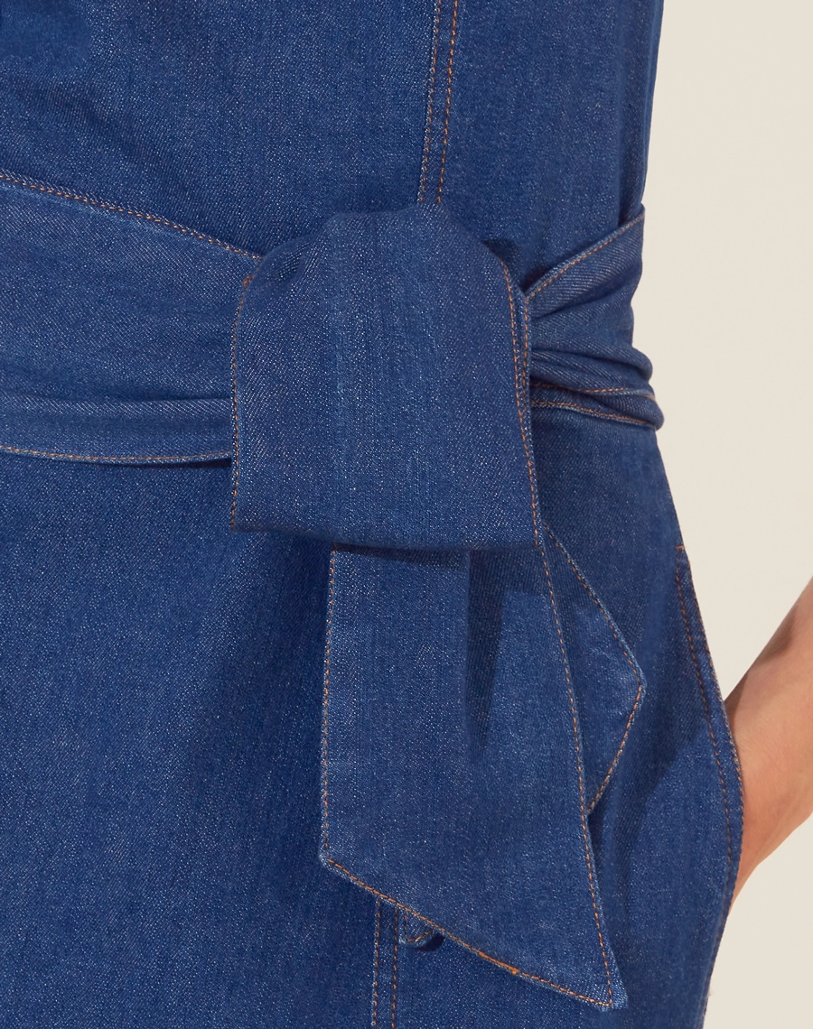 Vestido Midi Priscila confeccionado em Jeans. <br/>
Decote levemente em coração sem alças.<br/>
Seu ziper para fechamento é lateral, com saia com modelagem evasê, com bolsos laterais.<br/>
Acompanha faixa.<br/>