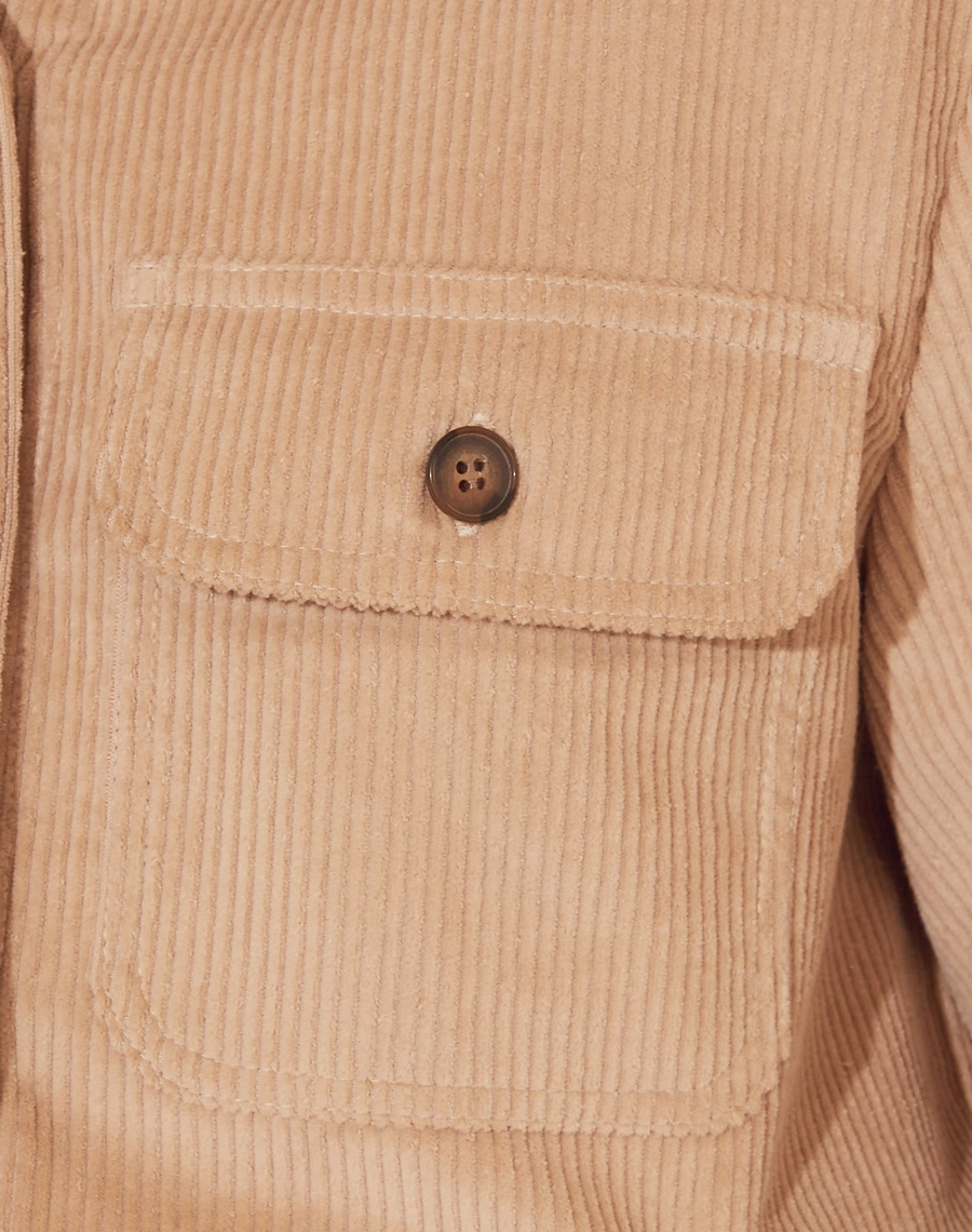 Camisa Luisa confeccionada em Cotele. <br/>
Possui gola esporte, manga longa com botões nos punhos e pregas.<br/>
Com bolsos com lapela e botão.<br/>