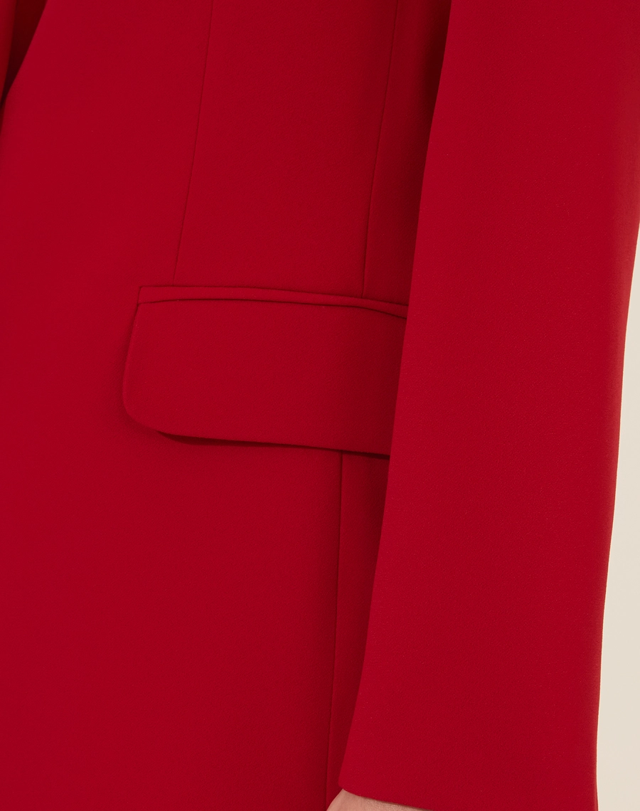 Blazer Martina confeccionado em Crepe Zara com forro, golas classicas e dois bolsos decorativos com lapelas.<br/>
Possui detalhes de botões nas mangas. <br/>
Fechamento por botão forrado. <br/>
</BLOCO01>