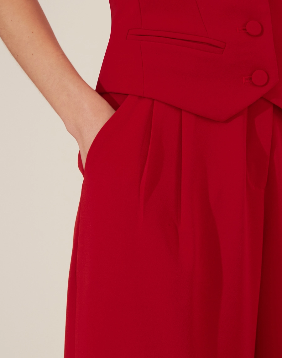 Calça Martina confeccionada em Crepe Zara, com modelagem alfaiataria. <br/>
Possui dois bolsos frontais estilo faca e dois bolsos decorativos atrás. <br/>
Fechamento por zíper e botão. <br/>