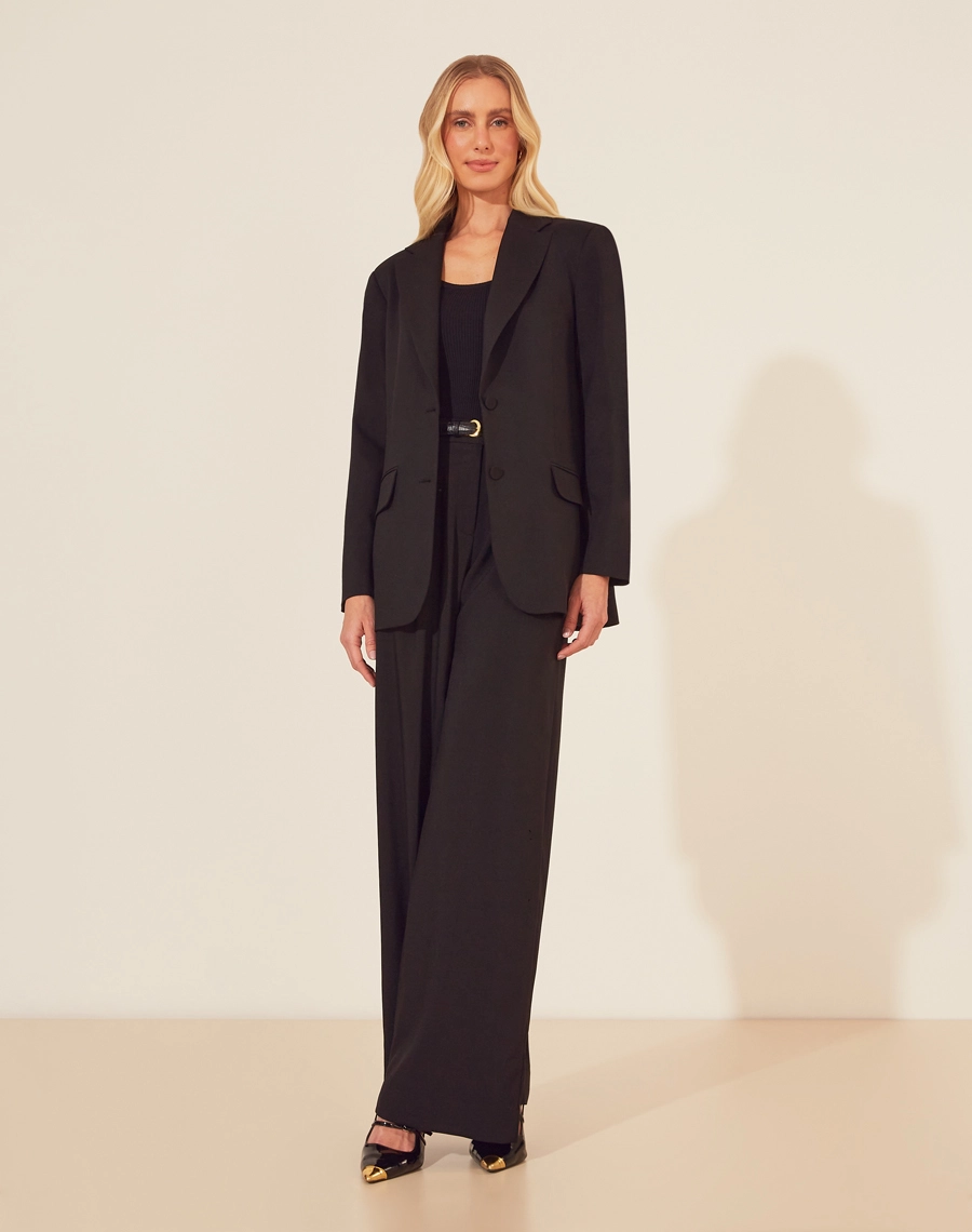 Blazer Dafne é confeccionado em Lã Fria de Poliéster, um material que proporciona conforto e um caimento impecável. <br/>
A peça possui um design elegante, com lapelas clássicas e bolsos frontais com aba. <br/>
Seu fechamento é feito por botão de casa, garantindo praticidade e sofisticação ao visual. <br/>
Ideal para compor looks formais e modernos.<br/>