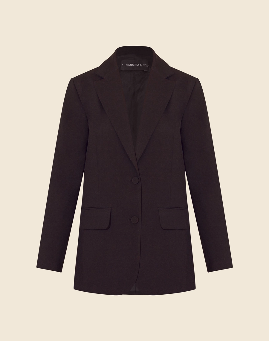 Blazer Dafne é confeccionado em Lã Fria de Poliéster, um material que proporciona conforto e um caimento impecável. <br/>
A peça possui um design elegante, com lapelas clássicas e bolsos frontais com aba. <br/>
Seu fechamento é feito por botão de casa, garantindo praticidade e sofisticação ao visual. <br/>
Ideal para compor looks formais e modernos.<br/>