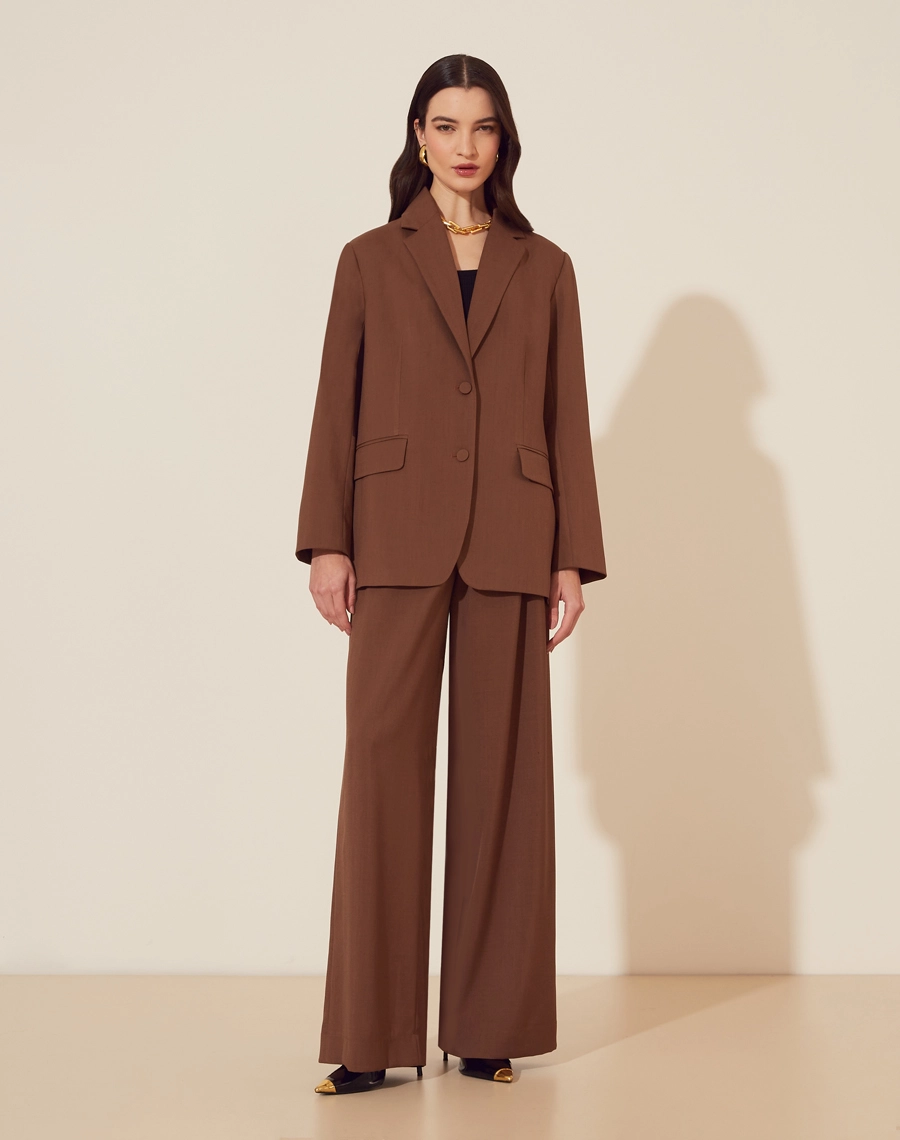 Blazer Dafne é confeccionado em Lã Fria de Poliéster, um material que proporciona conforto e um caimento impecável. <br/>
A peça possui um design elegante, com lapelas clássicas e bolsos frontais com aba. <br/>
Seu fechamento é feito por botão de casa, garantindo praticidade e sofisticação ao visual. <br/>
Ideal para compor looks formais e modernos.<br/>