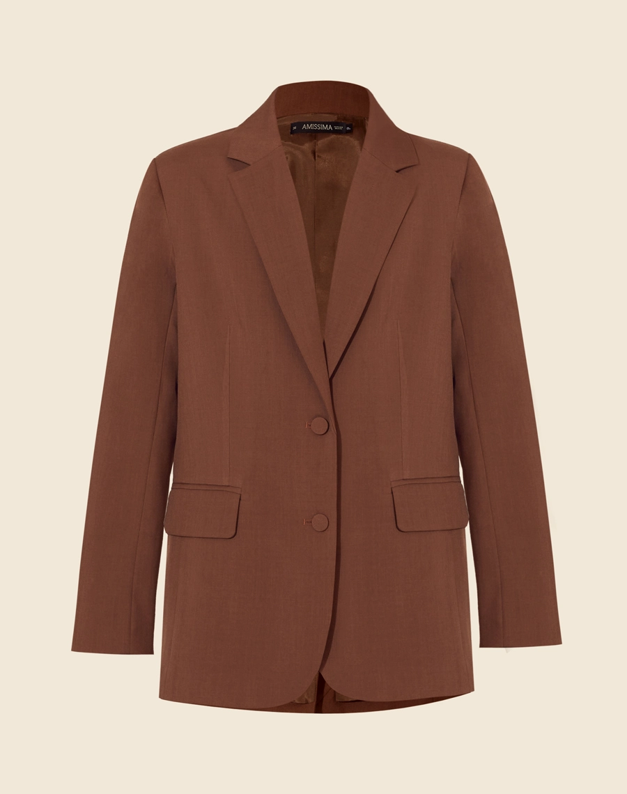 Blazer Dafne é confeccionado em Lã Fria de Poliéster, um material que proporciona conforto e um caimento impecável. <br/>
A peça possui um design elegante, com lapelas clássicas e bolsos frontais com aba. <br/>
Seu fechamento é feito por botão de casa, garantindo praticidade e sofisticação ao visual. <br/>
Ideal para compor looks formais e modernos.<br/>