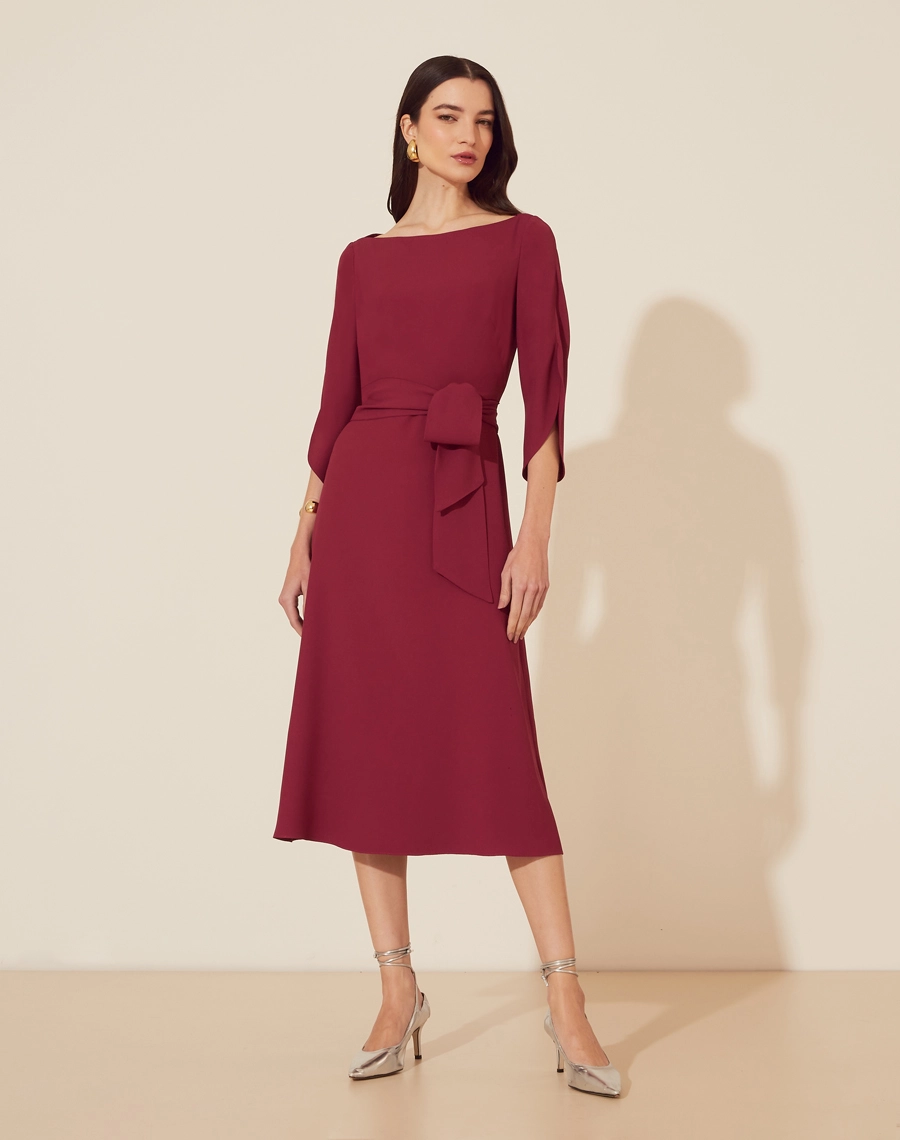 Vestido Midi Zoey confeccionado em Crepe Patou. <br/>
A peça possui comprimento midi, decote canoa e fechamento por zíper invisível. <br/> 
Possui forro e acompanha faixa para ajuste na cintura. <br/>