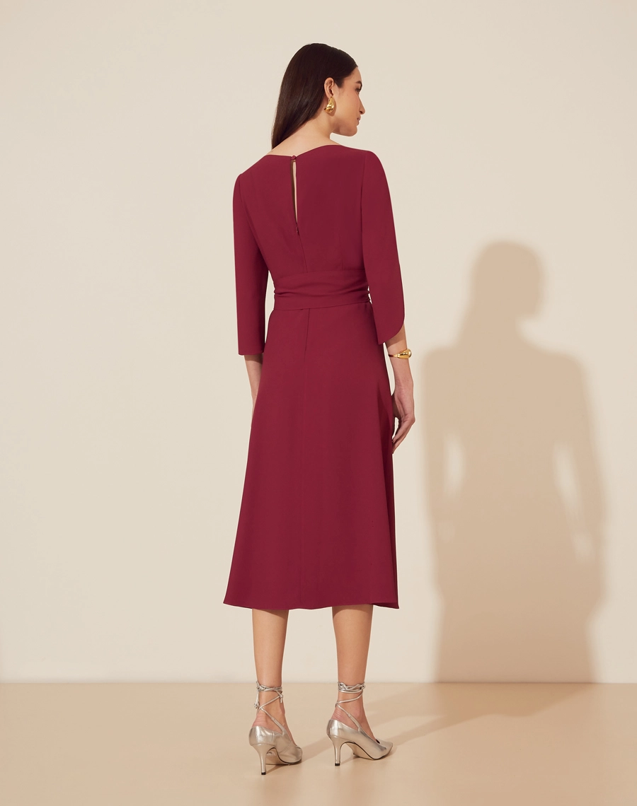 Vestido Midi Zoey confeccionado em Crepe Patou. <br/>
A peça possui comprimento midi, decote canoa e fechamento por zíper invisível. <br/> 
Possui forro e acompanha faixa para ajuste na cintura. <br/>