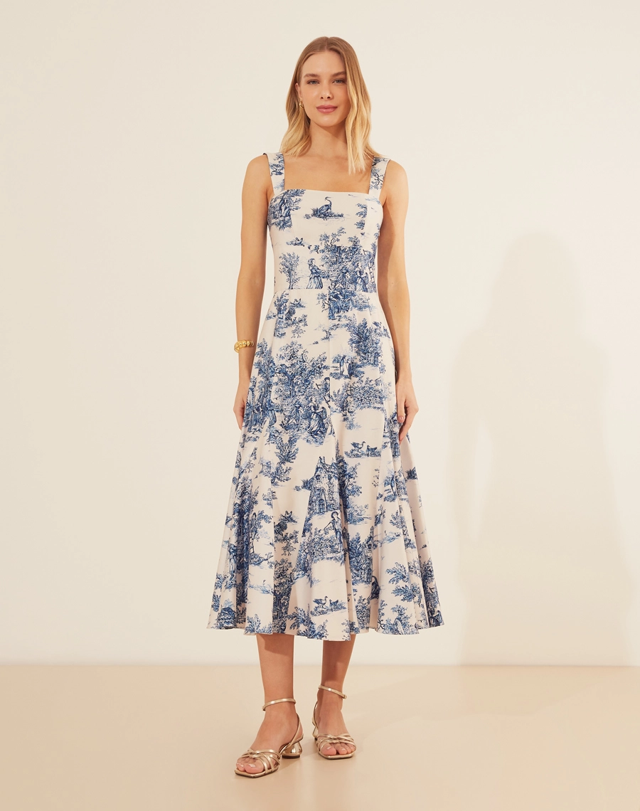 Vestido Midi Carolina é confeccionado em ED Aled estampado, destacando-se pela sua elegância e leveza.  <br/>
Com alças largas que garantem conforto, sua modelagem midi valoriza a silhueta de maneira sofisticada. <br/>
A estampa clássica em azul e branco traz um ar atemporal, ideal para ocasiões que pedem um look refinado e fresco. <br/>