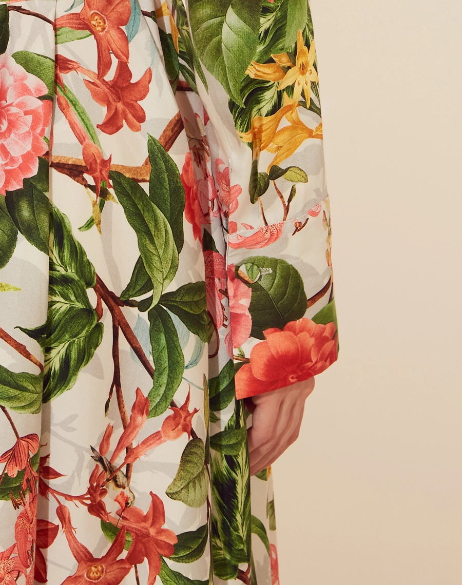 Chemise La Ciotat é confeccionado em tecido leve e estampado floral vibrante, ideal para ocasiões que pedem frescor e sofisticação.<br/>
Com modelagem clássica e botões frontais, a peça é versátil e atemporal. <br/>
A faixa na cintura realça a silhueta, criando um visual feminino.<br/>
Perfeito para eventos diurnos ou para uma composição casual-chic no cotidiano.<br/>