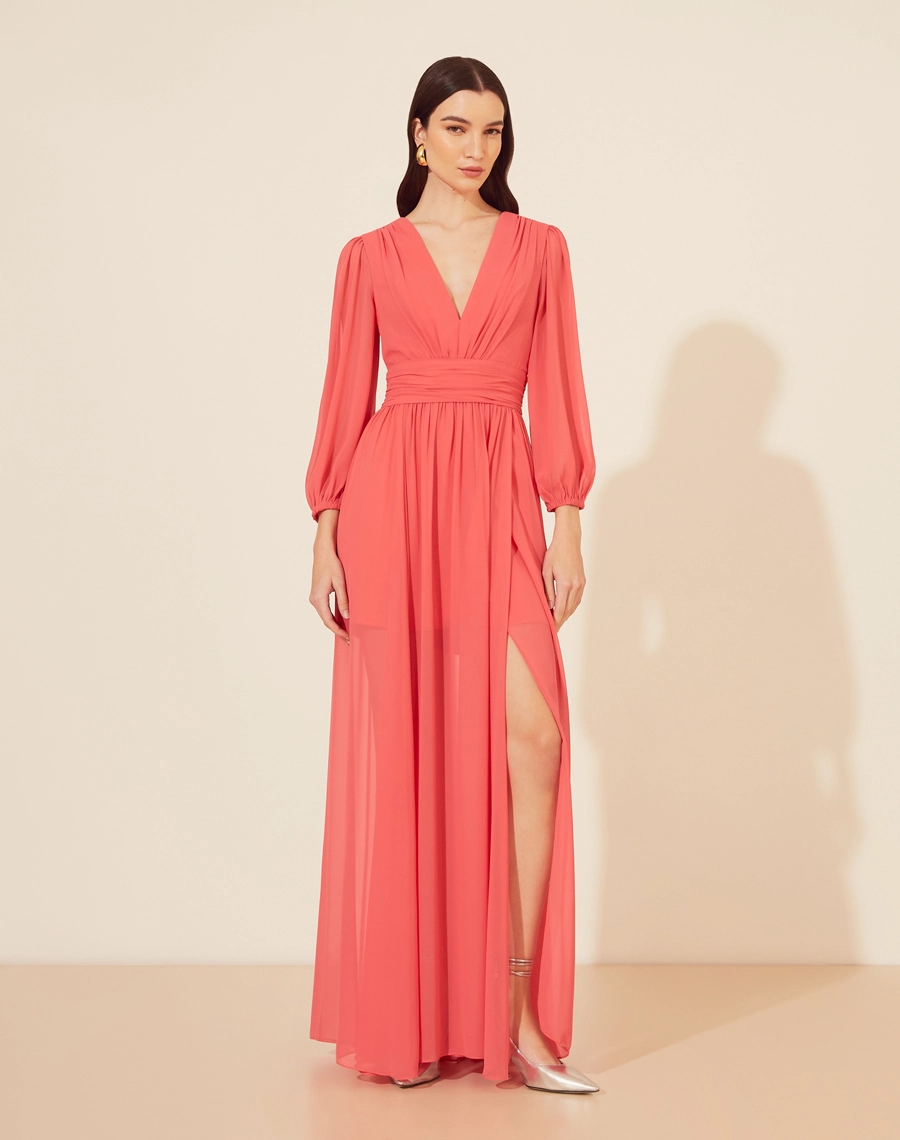 Vestido Longo Zaida confeccionado em Chiffon. <br/>
A peça possui shape acinturado com detalhes drapeados, transparência nas mangas, forro curto embutido e fenda lateral. <br/>
Fechamento por zíper invisível posterior. <br/