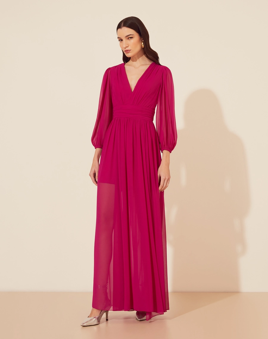 Vestido Longo Zaida confeccionado em Chiffon. <br/>
A peça possui shape acinturado com detalhes drapeados, transparência nas mangas, forro curto embutido e fenda lateral. <br/>
Fechamento por zíper invisível posterior. <br/