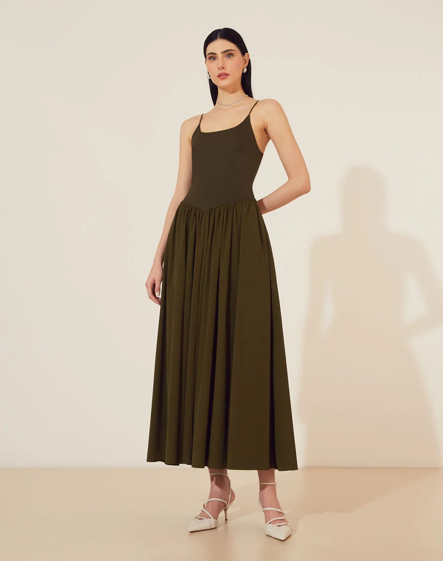 Vestido Midi Lara confeccionado em Malha Ponto Roma, esse vestido midi apresenta um design minimalista com caimento impecável. <br/>
Possui alças finas, zíper nas costas e uma modelagem que valoriza a silhueta.<br/>