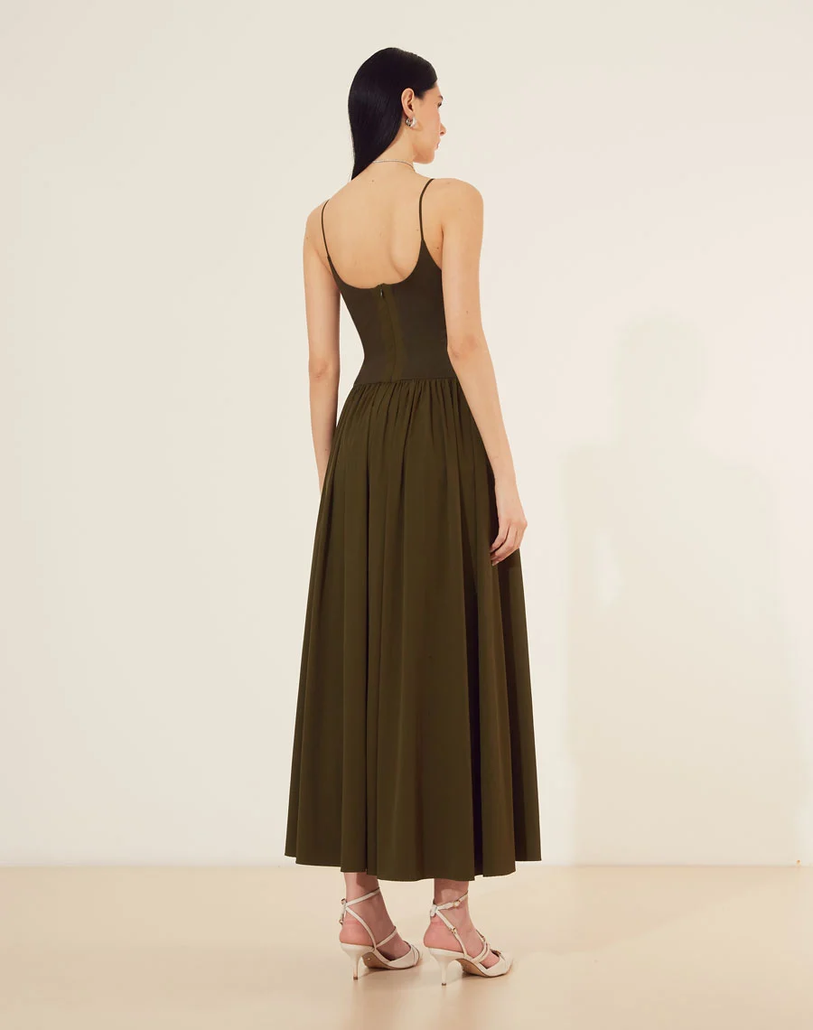 Vestido Midi Lara confeccionado em Malha Ponto Roma, esse vestido midi apresenta um design minimalista com caimento impecável. <br/>
Possui alças finas, zíper nas costas e uma modelagem que valoriza a silhueta.<br/>