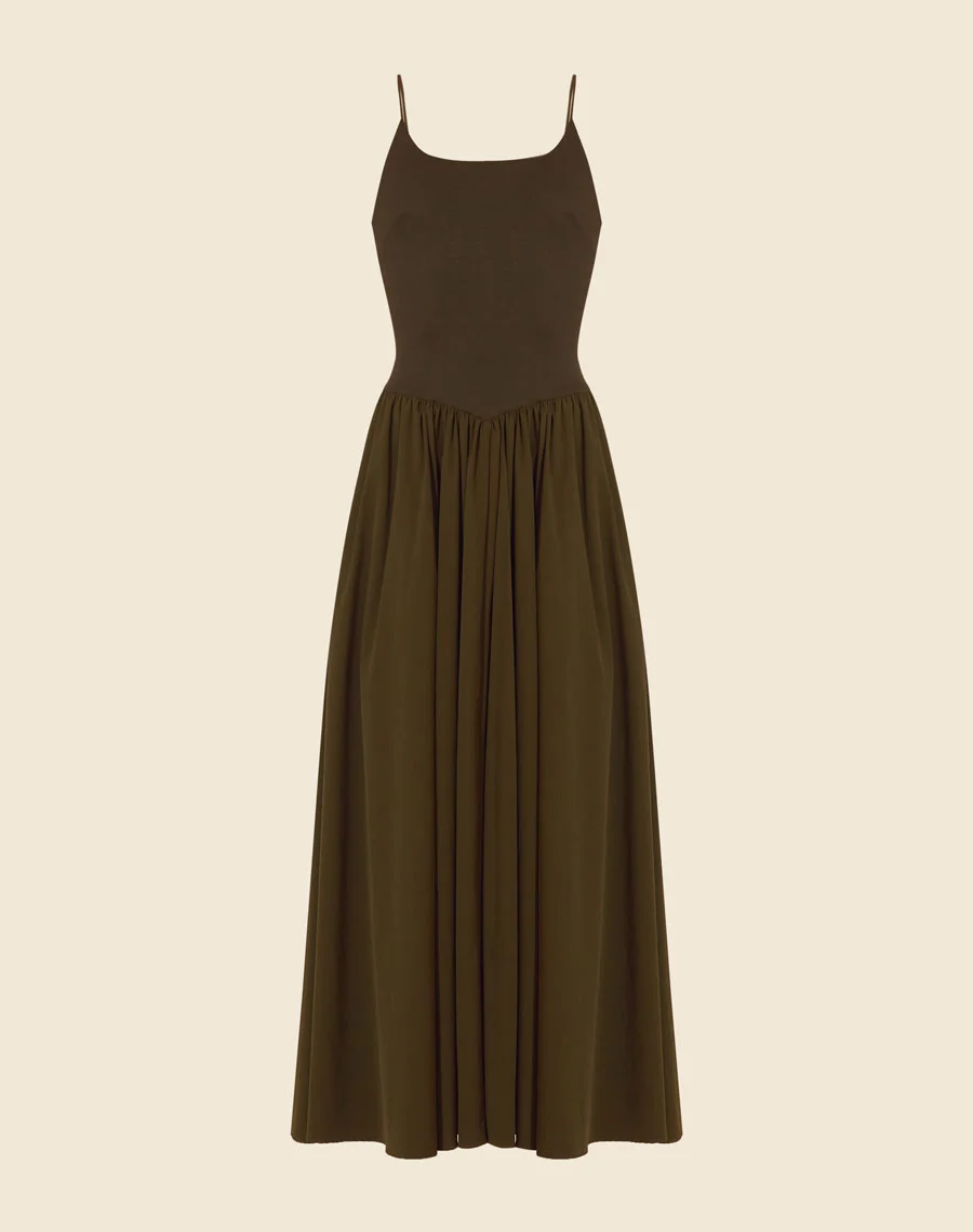 Vestido Midi Lara confeccionado em Malha Ponto Roma, esse vestido midi apresenta um design minimalista com caimento impecável. <br/>
Possui alças finas, zíper nas costas e uma modelagem que valoriza a silhueta.<br/>