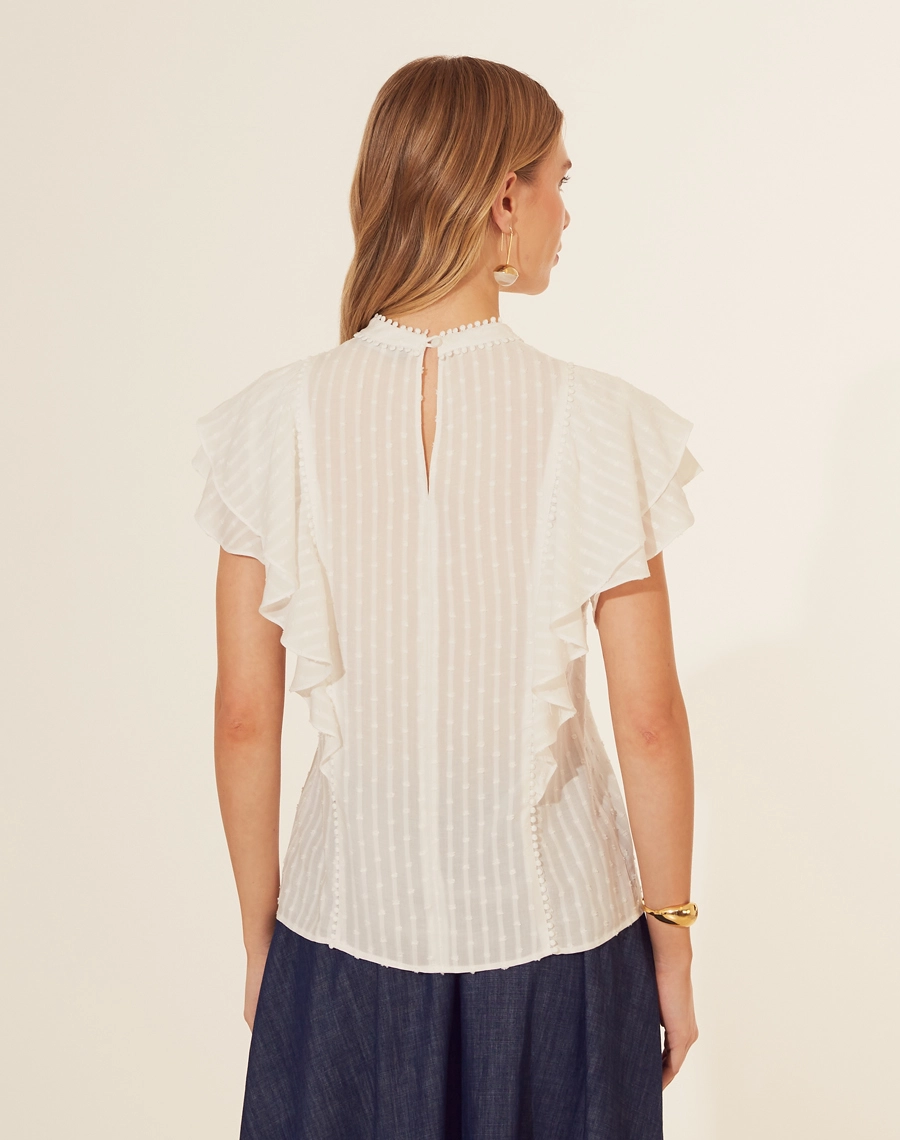 Blusa Gasse confeccionada em Viscose e se destaca pelos delicados detalhes que enriquecem a peça. <br/>
Possui manga curta com babados e gola alta, proporcionando um charme especial e um toque romântico ao visual. <br/>
Ideal para compor looks sofisticados e femininos.<br/>