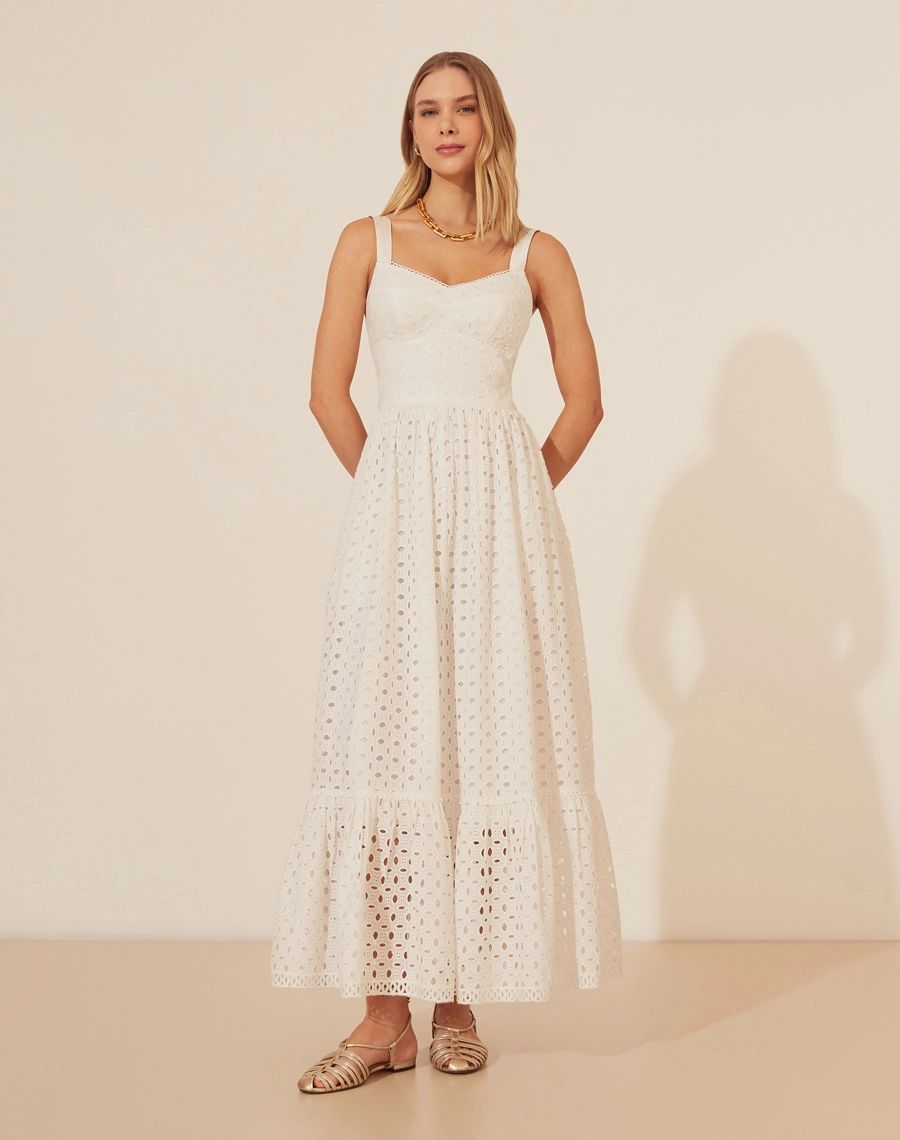 Vestido Midi Massena é confeccionado em laise, um tecido delicado e cheio de charme. <br/>
A peça possui alças largas, decote coração e silhueta acinturada, proporcionando um visual feminino. <br/>
O comprimento midi e o babado na barra conferem movimento e leveza ao vestido. <br/>
Ideal para ocasiões especiais ou para um look casual chique. <br/>