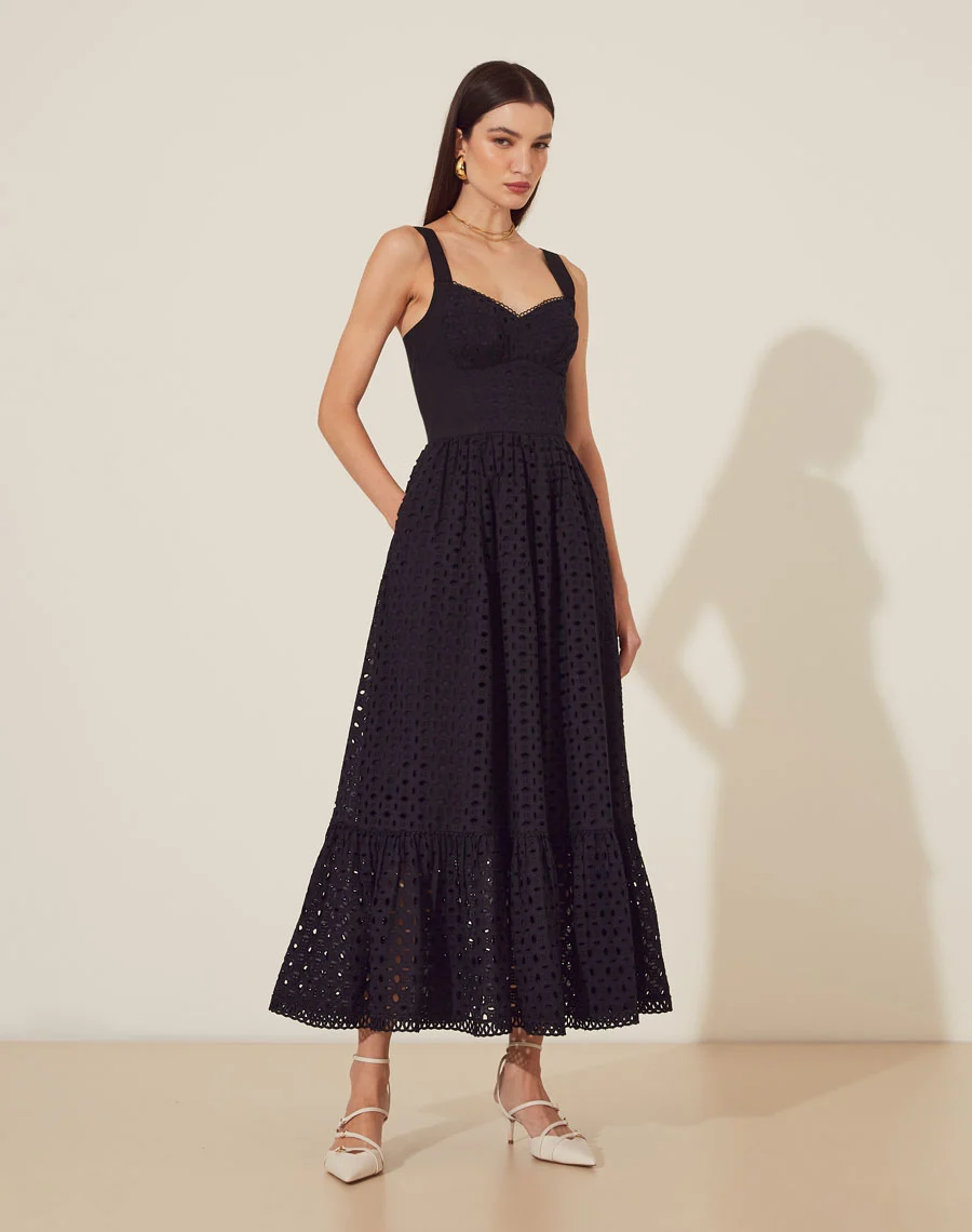 Vestido Midi Massena é confeccionado em laise, um tecido delicado e cheio de charme. <br/>
A peça possui alças largas, decote coração e silhueta acinturada, proporcionando um visual feminino. <br/>
O comprimento midi e o babado na barra conferem movimento e leveza ao vestido. <br/>
Ideal para ocasiões especiais ou para um look casual chique. <br/>